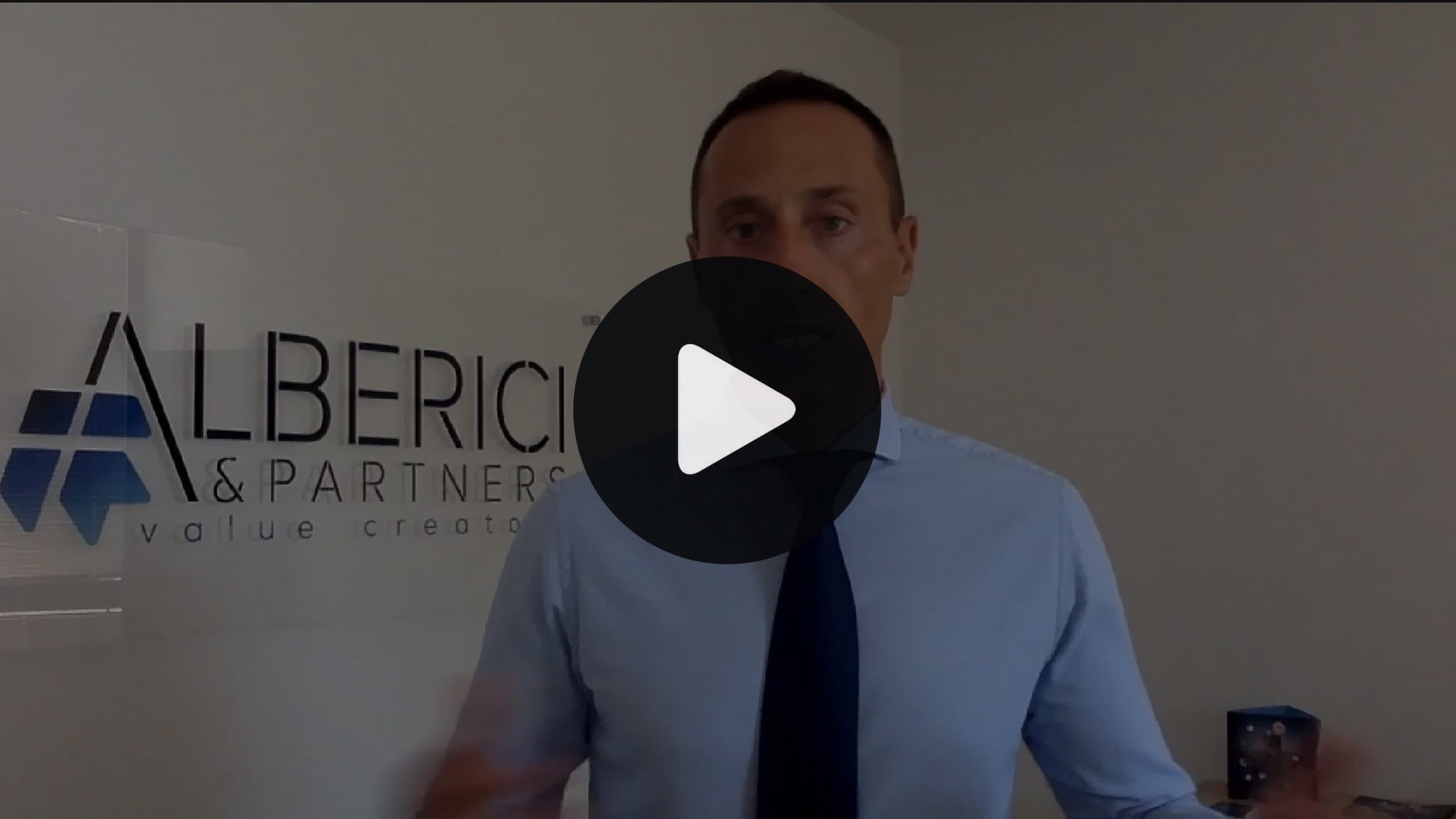 Carica il video: 